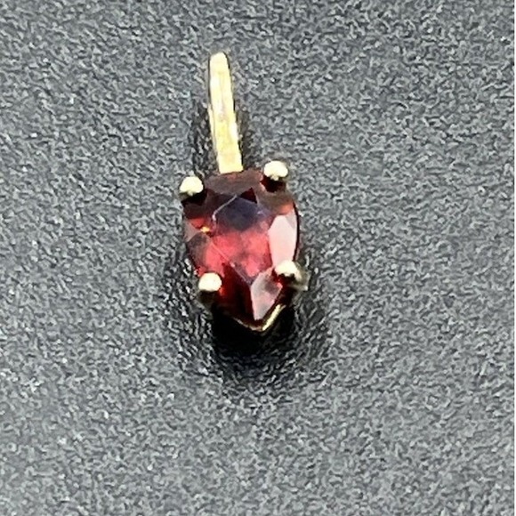 The Unbranded Brand Jewelry - Estate 10k Yellow Solid Gold Pear Teardrop Shape Dark Red Garnet January Pendant